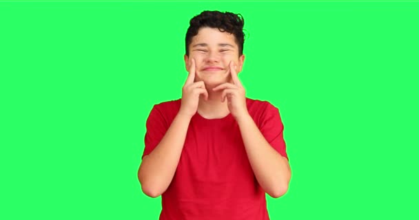 Retrato Feliz Bonito Adolescente Menino Fazendo Engraçado Grimace Contra Croma — Vídeo de Stock