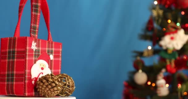 Weihnachtsgeschenk Rotiert Vor Dem Baum — Stockvideo
