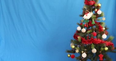 Mavi ekran krom anahtar arka planında dekore edilmiş Noel ağacı