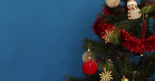 Arbre Noël Décoré Sur Fond Bleu Chroma — Video