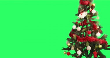 Yeşil ekran krom anahtar arka planında dekore edilmiş Noel ağacı