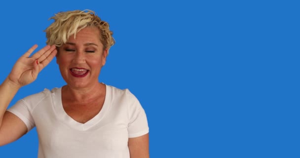 Une Femme Sourde Montre Langage Des Signes Sur Fond Chromatique — Video