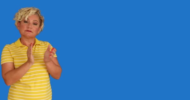 Woman Pointing Applauding Blue Screen Chroma Key Background — Stock Video
