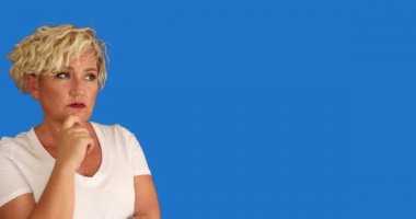 Orta yaşlı kadın mavi ekran krom anahtar arka planı düşünüyor