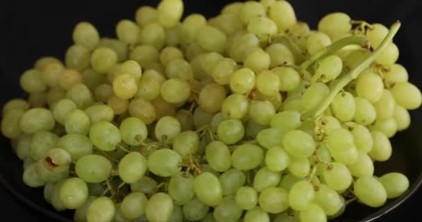 白色成熟葡萄在黑色背景上旋转 — 图库视频影像