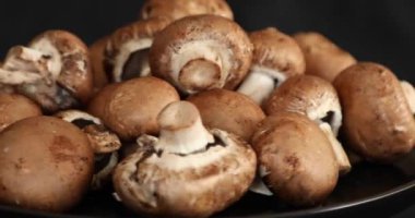 Taze Ham Kraliyet Şampiyonu Mantarlar Siyah arkaplanda Dönüyor