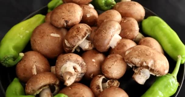 Friss Nyers Royal Champignon Gomba Forgatás Fekete Alapon — Stock videók