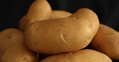 Ham Patates Döndürme ve Döndürme Kara Arkaplanda İzole Edildi