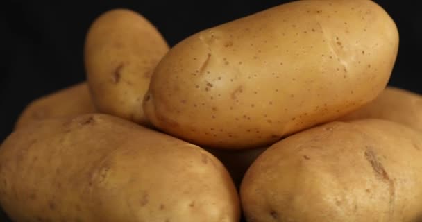 Ακατέργαστες Πατάτες Περιστρεφόμενες Και Περιστρεφόμενες Απομονωμένες Μαύρο Φόντο — Αρχείο Βίντεο