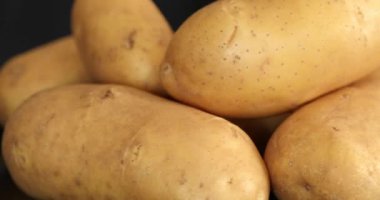 Ham Patates Döndürme ve Döndürme Kara Arkaplanda İzole Edildi