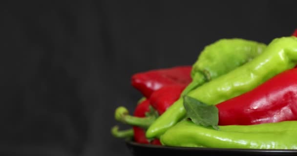 Pimienta Roja Verde Girando Sobre Fondo Negro — Vídeos de Stock