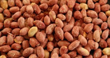 Tuzlu fıstık yakın çekimde dönüyor.