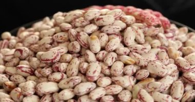 Bir yığın taze taze fasulye dönüyor.