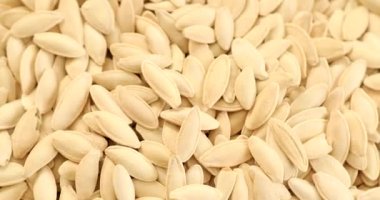 Dönen çiğ beyaz balkabağı tohumlarının Macro Görünümü