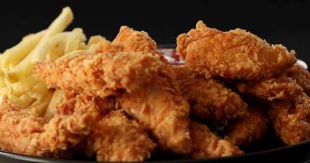 Tampilan Makro Dari Kentang Goreng Tasty Dan Renyah Nugget Ayam — Stok Video