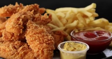 Lezzetli patates kızartması ve hardal ve ketçaplı çıtır tavuk nuggetları.