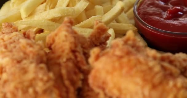 Makro Widok Smaczne Frytki Chrupiące Nuggetsy Kurczaka Musztardą Ketchup Izolowane — Wideo stockowe