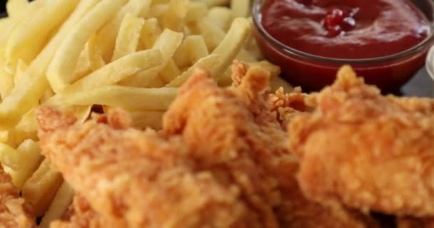 Makró Kilátás Ízletes Sült Krumpli Ropogós Csirkefalatok Mustárral Ketchup Izolált — Stock videók