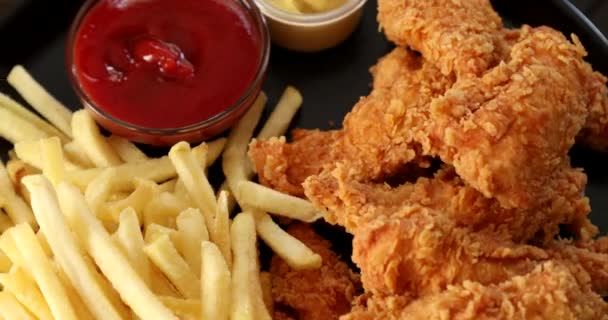 Makroaufnahme Von Leckeren Pommes Frites Und Knusprigen Chicken Nuggets Mit — Stockvideo