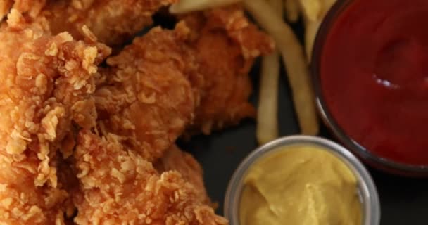 Top Kilátás Ízletes Sült Krumpli Ropogós Csirkefalatok Mustárral Ketchuppal — Stock videók