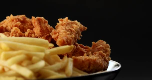 Makroaufnahme Von Leckeren Pommes Und Knusprigen Chicken Nuggets Mit Senf — Stockvideo