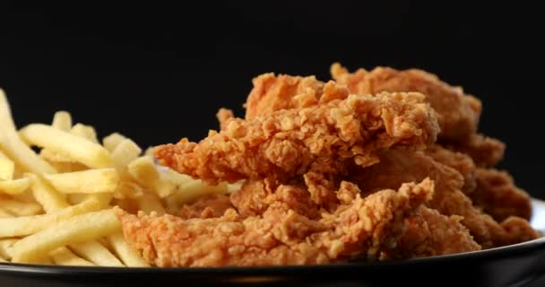 マクロな視点で見るおいしいフレンチフライとシャキッとしたチキンナゲットとマスタードとケチャップ — ストック動画