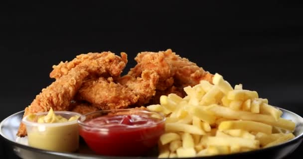Macro Uitzicht Lekkere Frietjes Krokante Kip Nuggets Met Mosterd Ketchup — Stockvideo