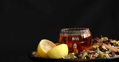 Bir fincan sağlıklı çay, farklı türde kurutulmuş otlar ve çiçekler.