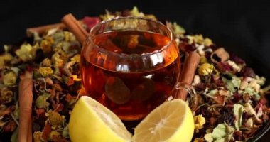 Bir fincan sağlıklı çay, farklı türde kurutulmuş otlar ve çiçekler.