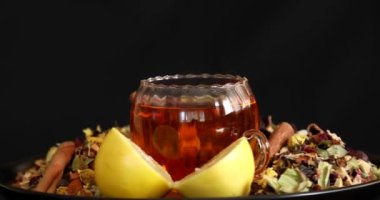 Bir fincan sağlıklı çay, farklı türde kurutulmuş otlar ve çiçekler.