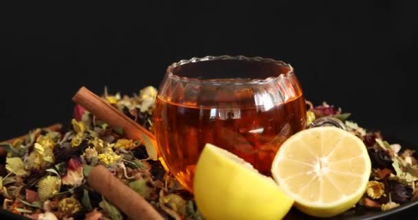 乾燥ハーブや花の異なる種類の健康茶のカップ — ストック動画