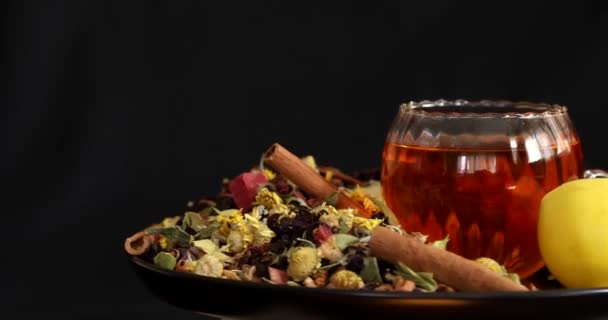 一杯健康的茶 配上不同种类的干草和鲜花 — 图库视频影像