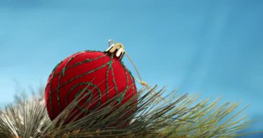 Noel Balosu ve Ağaç Dalları Mavi Krom Anahtar Arkaplanı Dekorasyonu