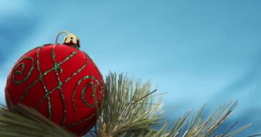 Noel Balosu ve Ağaç Dalları Mavi Krom Anahtar Arkaplanı Dekorasyonu