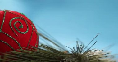 Noel Balosu ve Ağaç Dalları Mavi Krom Anahtar Arkaplanı Dekorasyonu