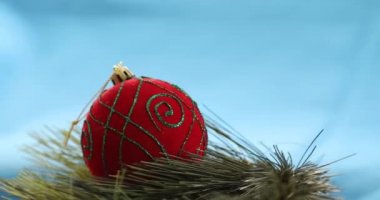 Noel Balosu ve Ağaç Dalları Mavi Krom Anahtar Arkaplanı Dekorasyonu