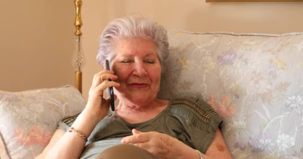 Retrato Una Mujer Mayor Caucásica Con Pelo Blanco Hablando Teléfono — Vídeo de stock