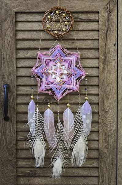 Nahaufnahme modernes Traumfänger-Mandala mit Amethyst und Peaco — Stockfoto