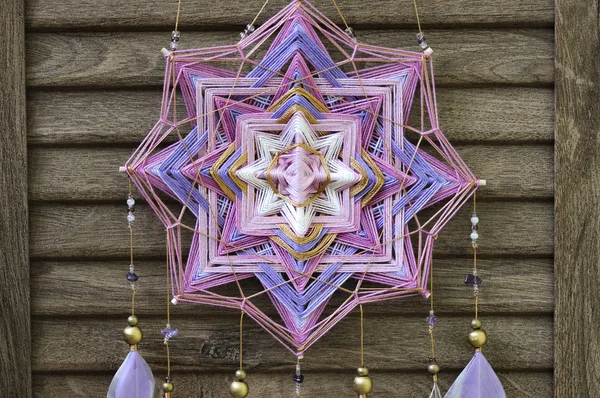 Nahaufnahme modernes Traumfänger-Mandala mit Amethyst und Peaco — Stockfoto