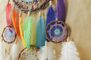 Çizgili zanaat sarma closeup renkli dreamcatcher detayları 