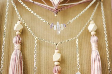 Kuvars kristalleri, ametist, ay taşı ile closeup modern mandala