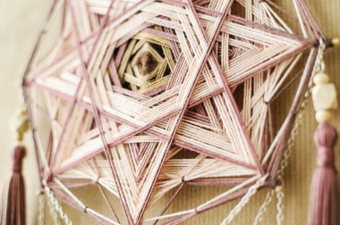 Kuvars kristalleri, ametist, ay taşı ile closeup modern mandala