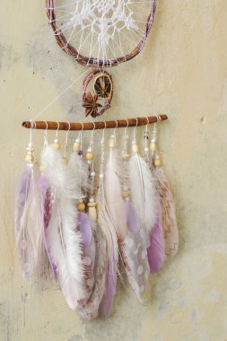 Yakın çekim detayları değerli taşlar tığ doily ile modern dreamcatcher
