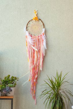 Beyaz tüylü pembe düş kapanı.