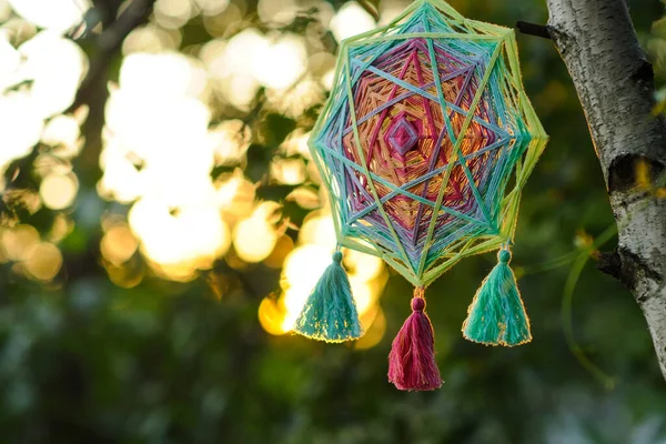 Buntes Handgewebtes Garn Mandala Freien Bei Sonnenuntergang — Stockfoto