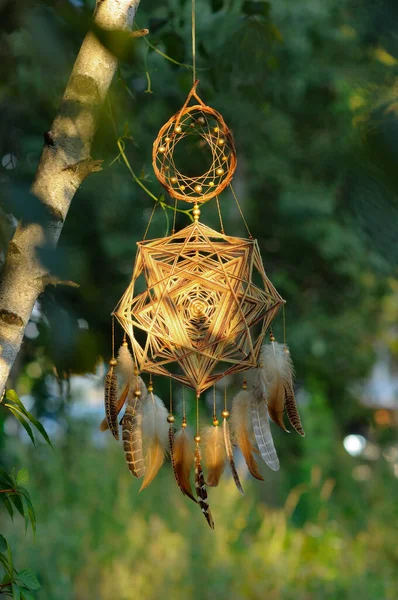 Ręcznie Robiona Mandala Golden Dreamcatcher Piórami Parku Zewnątrz — Zdjęcie stockowe