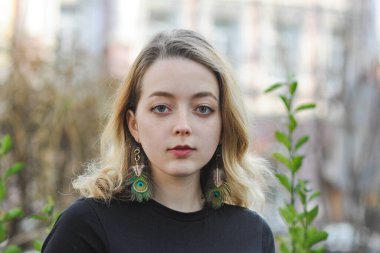 El yapımı mücevher kentsel sokak modasında muhteşem bir kız portresi.