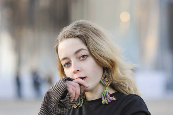Portret Prachtige Boho Meisje Handgemaakte Sieraden Stedelijke Straat Mode Buiten — Stockfoto