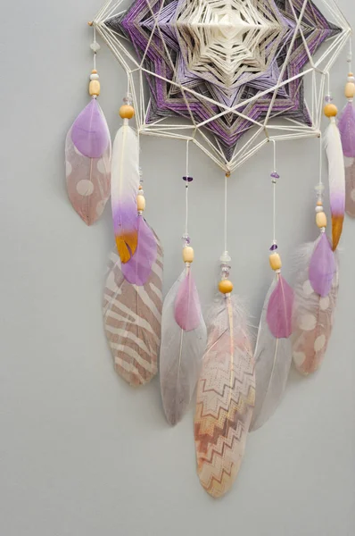 Handgewebter Mandala Traumfänger Mit Federn Und Amethyst Perlen Auf Grauem — Stockfoto