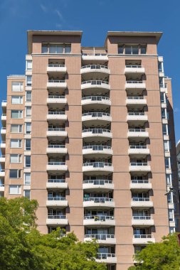 Yerleşim alanlarında gelişmeler var. Modern apartman dairesi dış tarafı. Balkonlu yeni ev kompleksi. Modern Lüks Apartman Binası. Emlak konut mimarisi